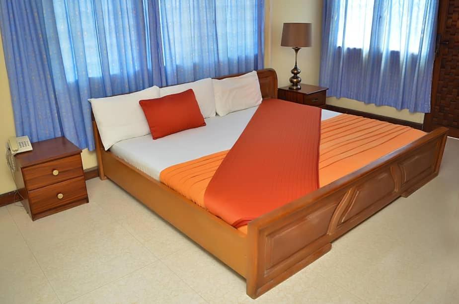Hotel Loreto Cape Coast Exterior photo